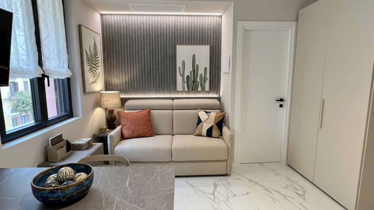 CENTRO STORICO | MONOLOCALE DI PRESTIGIO RISTRUTTURATO E ARREDATO 
In pieno centro storico, a pochi passi da Piazza Garibaldi,  elegante monolocale inserito in un prestigioso palazzo storico, interessato nel 2026 da un importante intervento di restauro e risanamento conservativo