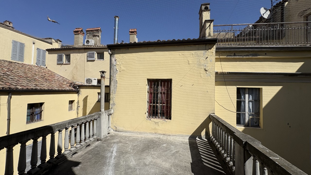 CENTRO STORICO | ULTIMO PIANO – OTTIMO INVESTIMENTO
Nel cuore del centro storico di Parma, a pochi passi da Piazza Garibaldi, proponiamo validissimo appartamento inserito all’interno di un caratteristico palazzo storico, ideale occasione di investimento in una delle zone più richieste della città