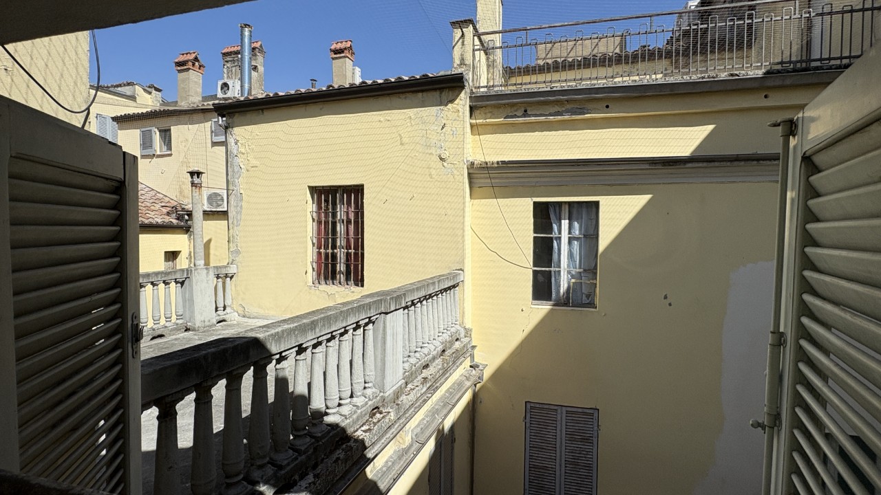 CENTRO STORICO | ULTIMO PIANO – OTTIMO INVESTIMENTO
Nel cuore del centro storico di Parma, a pochi passi da Piazza Garibaldi, proponiamo validissimo appartamento inserito all’interno di un caratteristico palazzo storico, ideale occasione di investimento in una delle zone più richieste della città