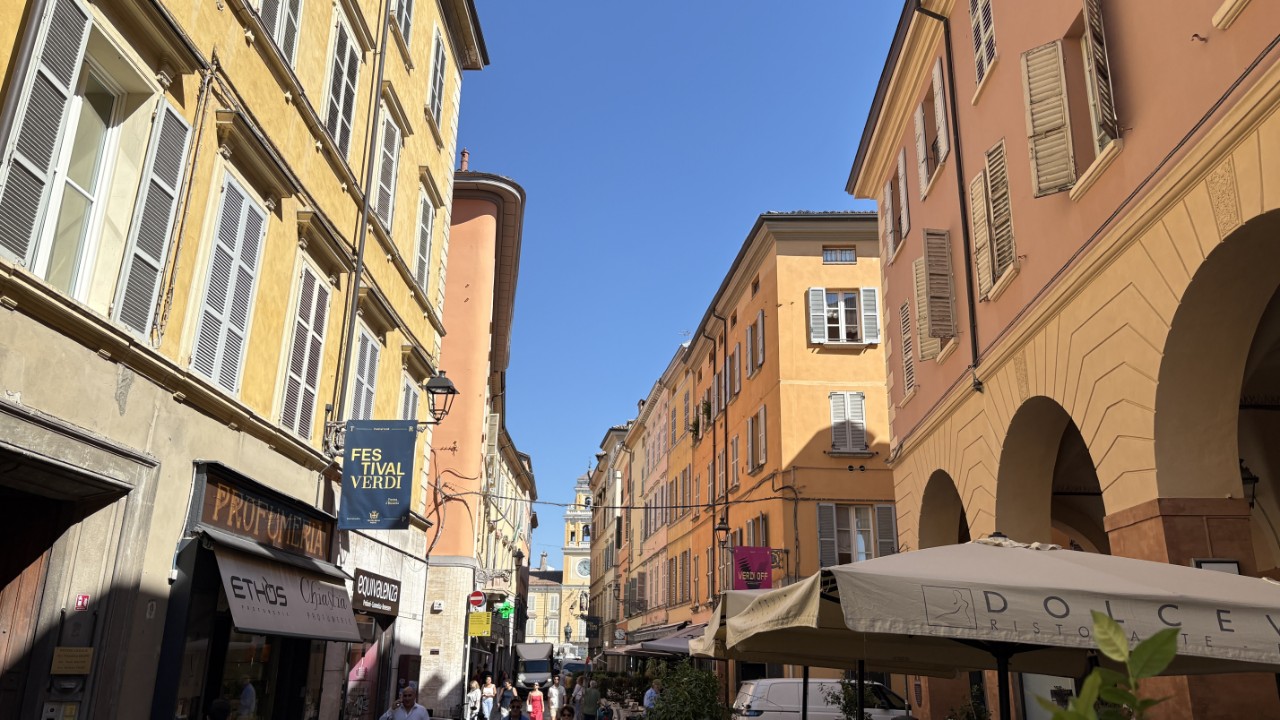 CENTRO STORICO | ULTIMO PIANO – OTTIMO INVESTIMENTO
Nel cuore del centro storico di Parma, a pochi passi da Piazza Garibaldi, proponiamo validissimo appartamento inserito all’interno di un caratteristico palazzo storico, ideale occasione di investimento in una delle zone più richieste della città