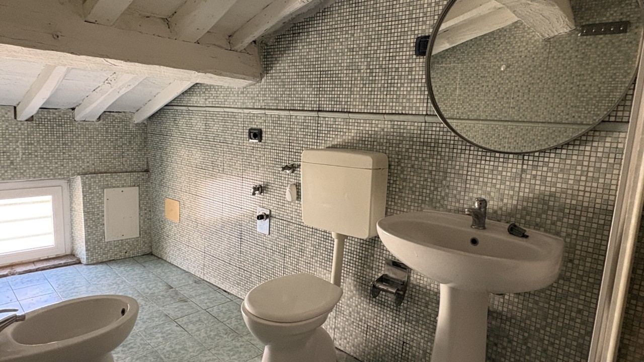 CENTRO STORICO | ULTIMO PIANO – OTTIMO INVESTIMENTO
Nel cuore del centro storico di Parma, a pochi passi da Piazza Garibaldi, proponiamo validissimo appartamento inserito all’interno di un caratteristico palazzo storico, ideale occasione di investimento in una delle zone più richieste della città