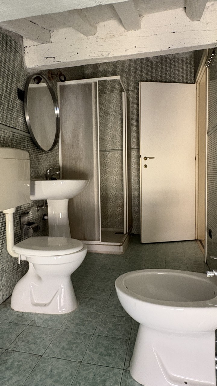 CENTRO STORICO | ULTIMO PIANO – OTTIMO INVESTIMENTO
Nel cuore del centro storico di Parma, a pochi passi da Piazza Garibaldi, proponiamo validissimo appartamento inserito all’interno di un caratteristico palazzo storico, ideale occasione di investimento in una delle zone più richieste della città