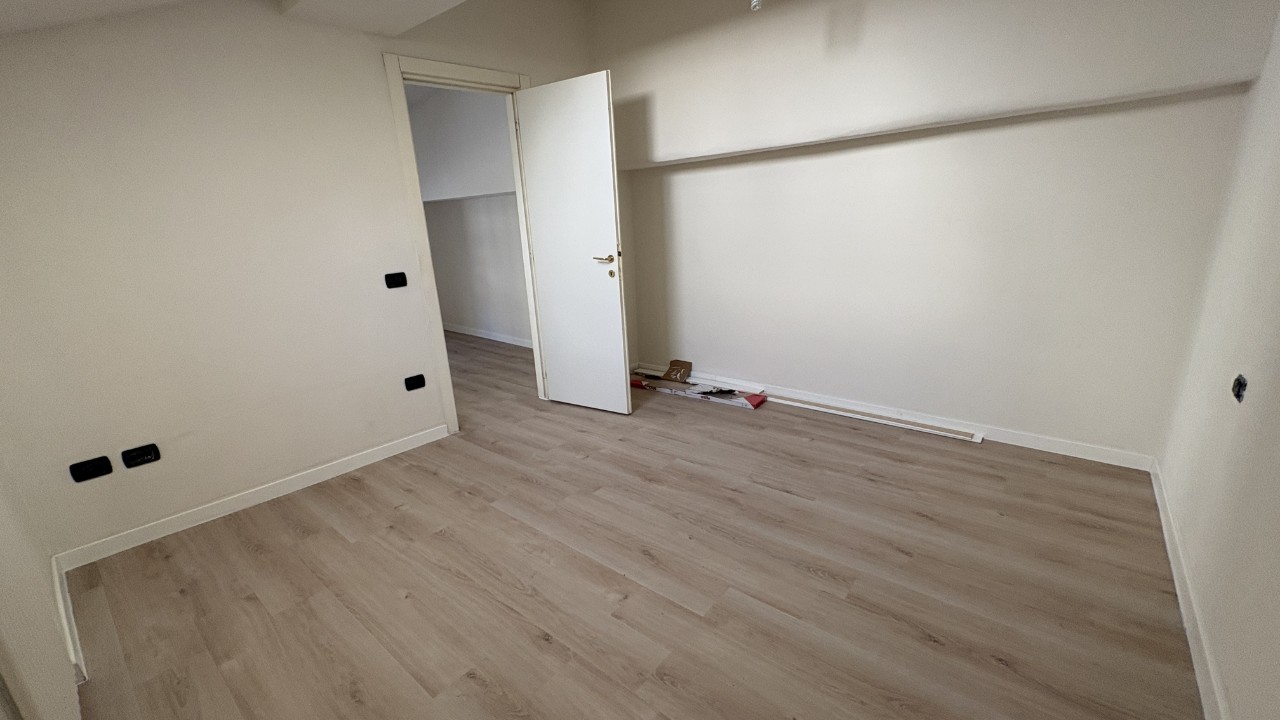 CENTRO STORICO | ULTIMO PIANO – OTTIMO INVESTIMENTO
Nel cuore del centro storico di Parma, a pochi passi da Piazza Garibaldi, proponiamo validissimo appartamento inserito all’interno di un caratteristico palazzo storico, ideale occasione di investimento in una delle zone più richieste della città
