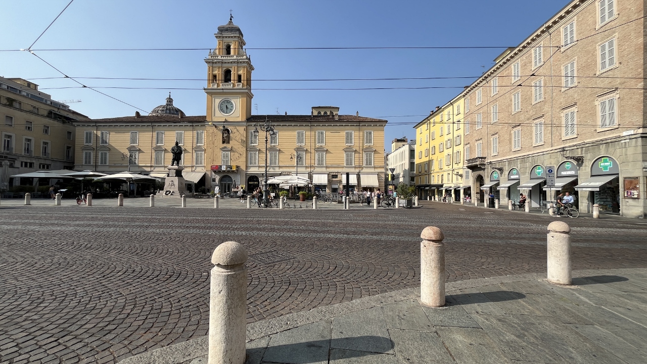CENTRO STORICO | ULTIMO PIANO – OTTIMO INVESTIMENTO
Nel cuore del centro storico di Parma, a pochi passi da Piazza Garibaldi, proponiamo validissimo appartamento inserito all’interno di un caratteristico palazzo storico, ideale occasione di investimento in una delle zone più richieste della città