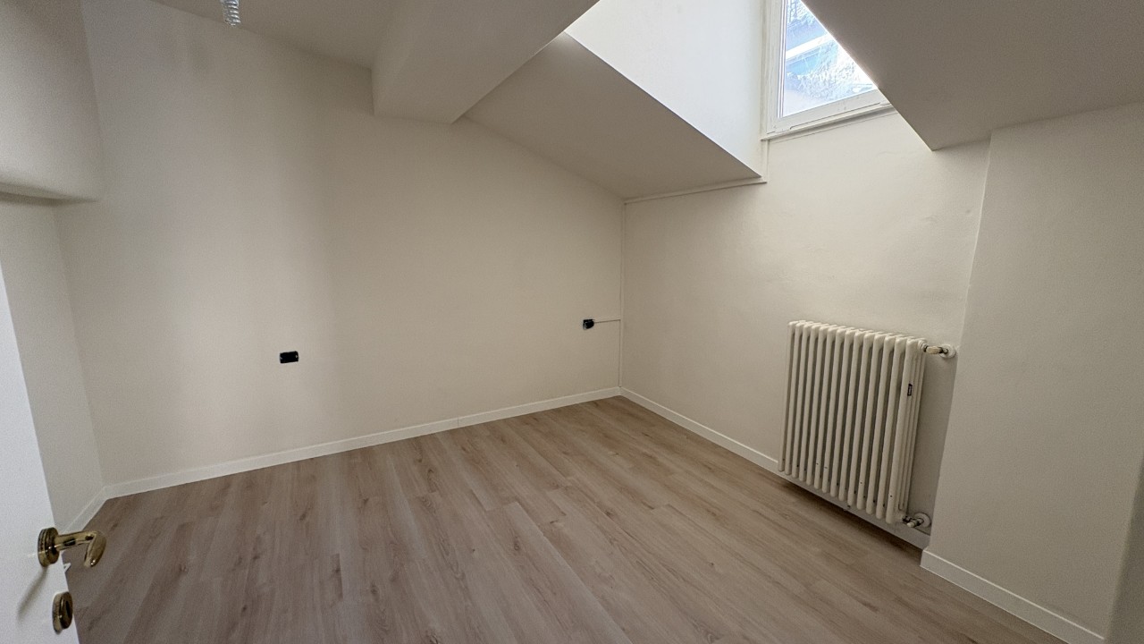 CENTRO STORICO | ULTIMO PIANO – OTTIMO INVESTIMENTO
Nel cuore del centro storico di Parma, a pochi passi da Piazza Garibaldi, proponiamo validissimo appartamento inserito all’interno di un caratteristico palazzo storico, ideale occasione di investimento in una delle zone più richieste della città