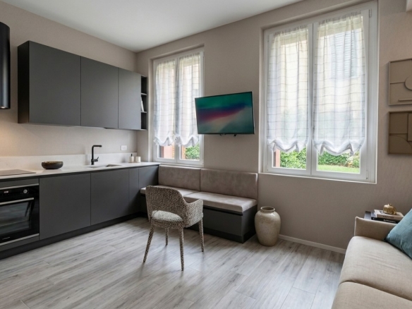 CENTRO STORICO | MONOLOCALE DI PRESTIGIO RISTRUTTURATO E ARREDATO 
In pieno centro storico, a pochi passi da Piazza Garibaldi,  elegante monolocale inserito in un prestigioso palazzo storico, interessato nel 2026 da un importante intervento di restauro e risanamento conservativo