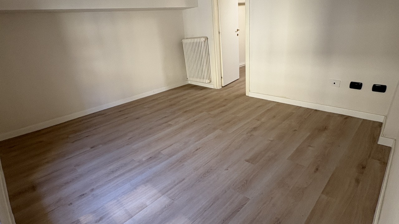 CENTRO STORICO | ULTIMO PIANO – OTTIMO INVESTIMENTO
Nel cuore del centro storico di Parma, a pochi passi da Piazza Garibaldi, proponiamo validissimo appartamento inserito all’interno di un caratteristico palazzo storico, ideale occasione di investimento in una delle zone più richieste della città