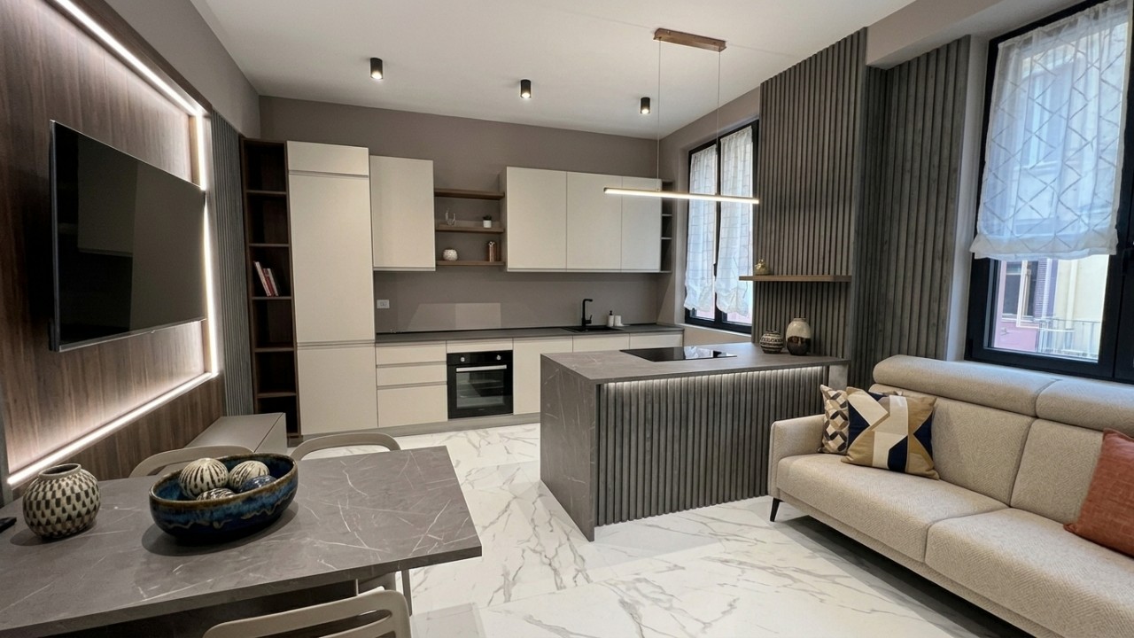 CENTRO STORICO | MONOLOCALE DI PRESTIGIO RISTRUTTURATO E ARREDATO 
In pieno centro storico, a pochi passi da Piazza Garibaldi,  elegante monolocale inserito in un prestigioso palazzo storico, interessato nel 2026 da un importante intervento di restauro e risanamento conservativo